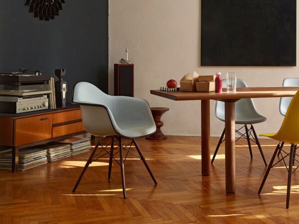 5_Vitra-DAW-armchair-wit-bruin-stof.jpg