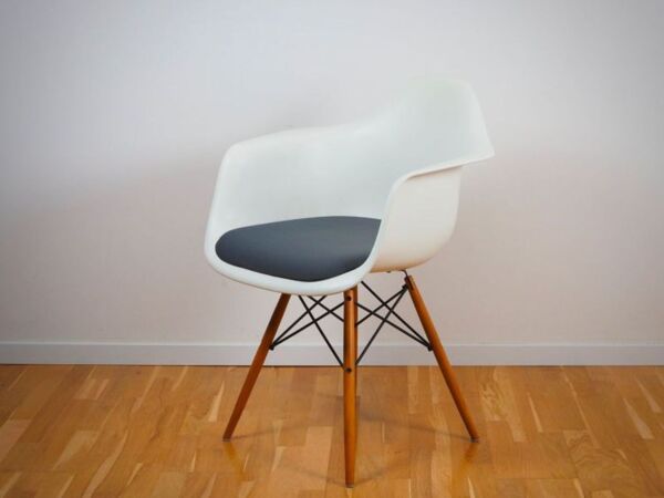 5_Eames_Plastic_Armchair.jpg