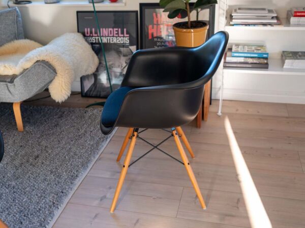 5_Eames-Plastic-Armchair-DAW.jpg