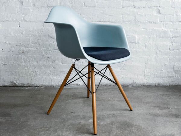 5_Eames_Plastic_Armchair.jpg