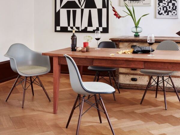 5_Vitra-DKW-Wire-Chair-Side-Chair-DSW--Arm-Chair-DAW-Kunstdruck-Ambinete.jpg
