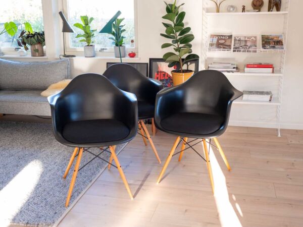 5_Eames-Plastic-Armchair-DAW.jpg
