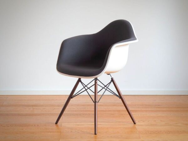 5_Eames_Plastic_Armchair.jpg