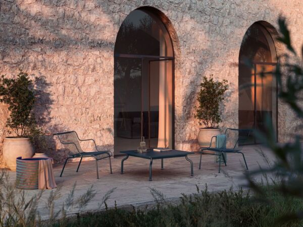 5_Magis_south_low_armchair_ambient_multi_SD2960_low_table_TV1430_steel_sheet_night_blue_AC950_basket_AC940_plaid.jpg