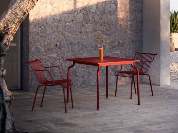 5_Magis_south_armchair_ambient_multi_SD2950_bordeaux_table_TV1420_steel_sheet_bordeaux.jpg