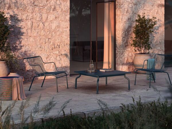 5_Magis_south_low_armchair_ambient_multi_low_table_night_blue.jpg