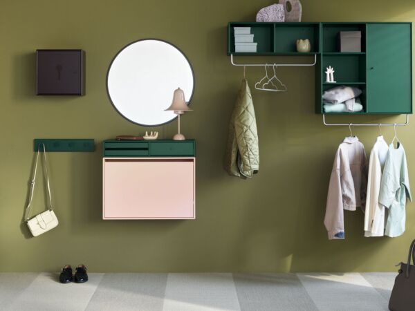 5_Montana_Home_23_24_R02_UNLOCK_AROUND_Balsamic_Rack4_MAKEUP_Pine_HIDE_Ruby_W.jpg