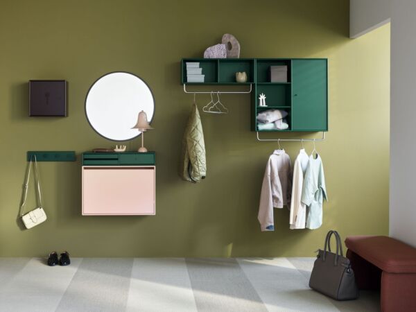 5_Home_23_24_R02_UNLOCK_AROUND_Balsamic_Rack4_MAKEUP_Pine_HIDE_Ruby_W.jpg