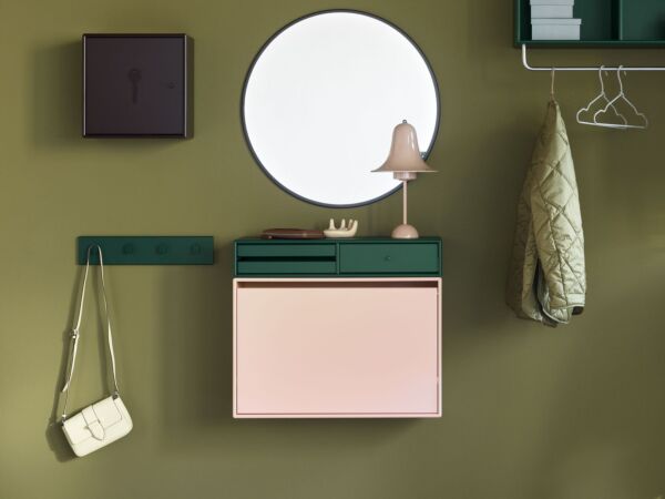 5_Montana_Home_23_24_R02_UNLOCK_AROUND_Balsamic_Rack4_MAKEUP_Pine_HIDE_Ruby_H (1).jpg