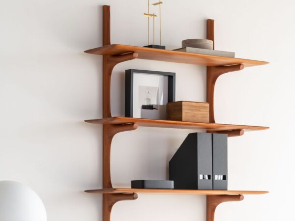 5_Mahogany_PI_wall_shelf_3shelves_50008_Oak_U_black_desk.jpg