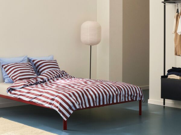 5_Connect Bed maroon red_Pier System 1001 PS black powder coated steel black anodised profiles_Common Paper Shade Oblong.jpg