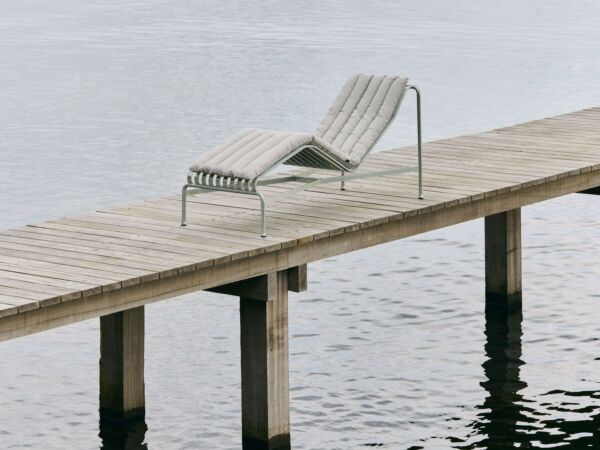 5_Palissade Chaise Longue hot galvanised_Palissade Chaise Longue Soft Quilted Cushion sky grey.jpg