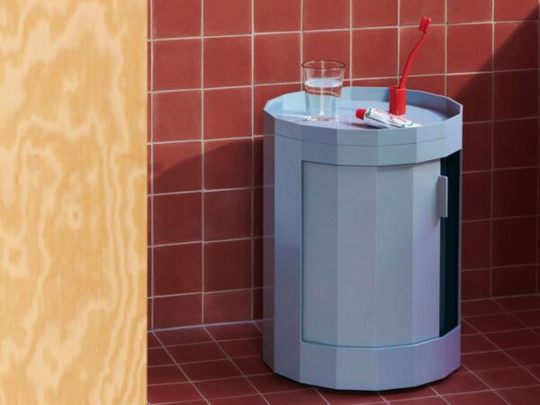 5_Facet Cabinet incl. feet and castors Low misty blue_Tann Toothbrush red_Toothbrush Holder red.jpg