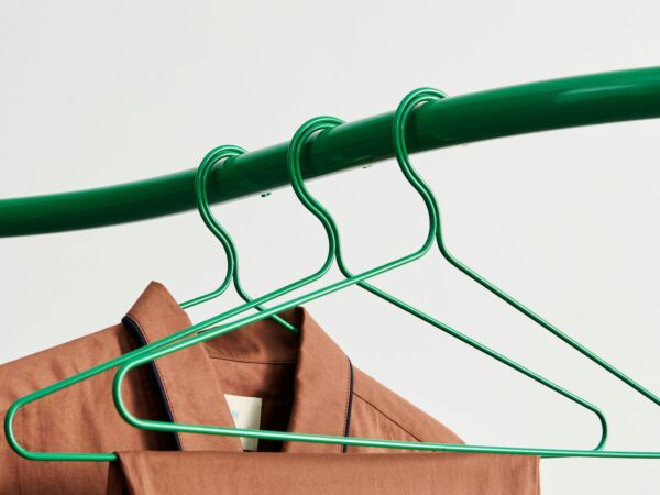 5_Colour Rack S Shape jungle green_Colour Hanger Set of 3 jungle green_Outline Pyjama LS Shirt S-M milk chocolate.jpg