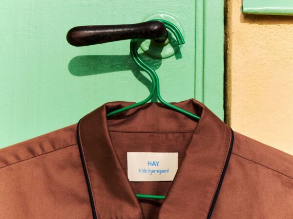 5_Colour Hanger Set of 3 jungle green_Outline Pyjama LS Shirt S-M milk chocolate.jpg