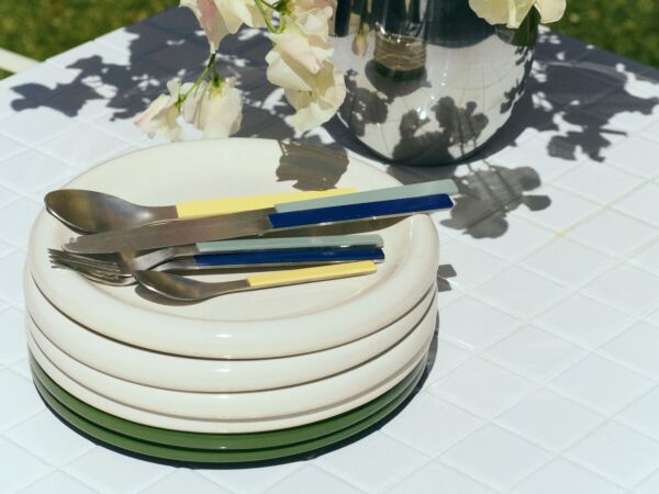 5_Barro plate dia18 off-white_MVS Cutlery dark blue_yellow_green.jpg