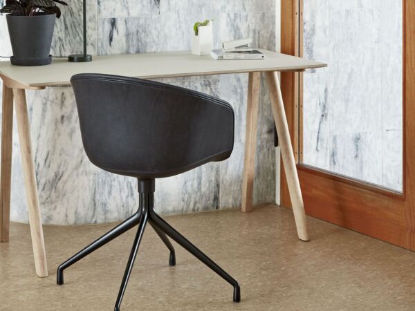 5_AAC 21 black base_Sense black_CPH90 Desk off white linoleum_Bubble Lamp Ball_Marselis Table Lamp black.Jpg