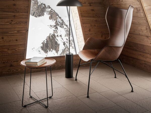 5_fauteuil-avec-assise-en-bois-courbe-de-kartell-combine-avec-table-basse-al-wood-et-lampe-geen-a.jpg
