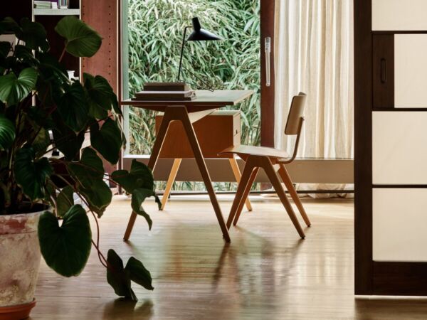 5_Retail_2024_Daystak-Desk-RD3_Daystak-Side-Chair-RD1_Tripod-HM9-1200x1600.jpg
