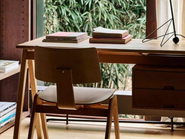 5_Retail_2024_Daystak-Desk-RD3_Daystak-Side-Chair-RD1_Tripod-HM9_detail-1200x1600.jpg