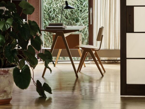5_Retail_2024_Daystak Desk RD3_Daystak Side Chair RD1_Tripod HM9_1.jpg