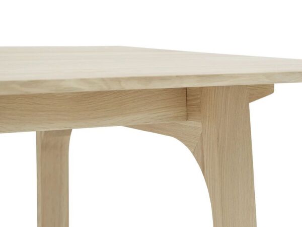 2_zEarnest-table-extendable-205x100-oak-detail-muuto-5000x5000-hi-res_57a5a881-5d57-4e20-9db8-29855be2d485.jpg