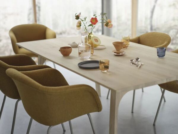 5_Earnest-extendable-table-205-oak-fiber-soft-tube-hearth-8-grey-raise-carafe-glass-clear-burnt-orange-dark-blue-muuto-org.jpg