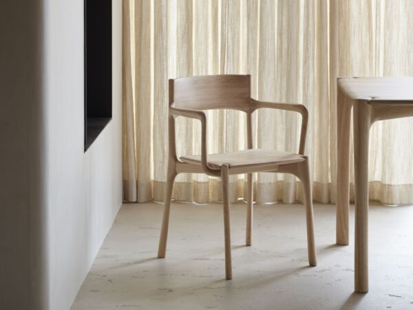 5_PI_dining_chair_oak_with_armrestPI_dining_table_web_1.jpg