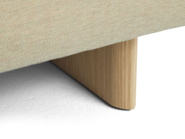 2_zAE027-A001-AN42-02PT_Quilton Lift 3 Seater Steelcut Quartet 924_wb lacquered oak base_detail 01.jpg