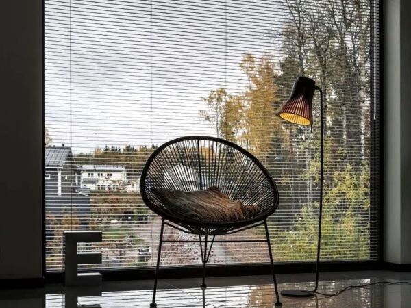 5_lampadaire-petite-4610-noir-fenetre_1.jpg