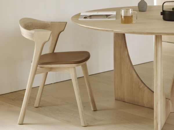 5_Geometric_dining_table_oak_round_51488_Bok_chair_cognac_leather.jpg