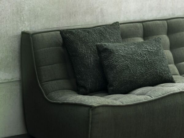 5_Wave_cushion_forest_square_21320_Wave_cushion_forest_lumbar_20255_20256_N701_sofa_moss_21753_Dunes_rug_WEB.jpg