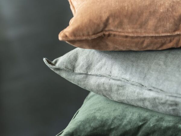 5_Velvet_cushion_cinnamon_21310_21322_Lin_cushion_olive_21309_21181_Velvet_cushion_forest.jpg