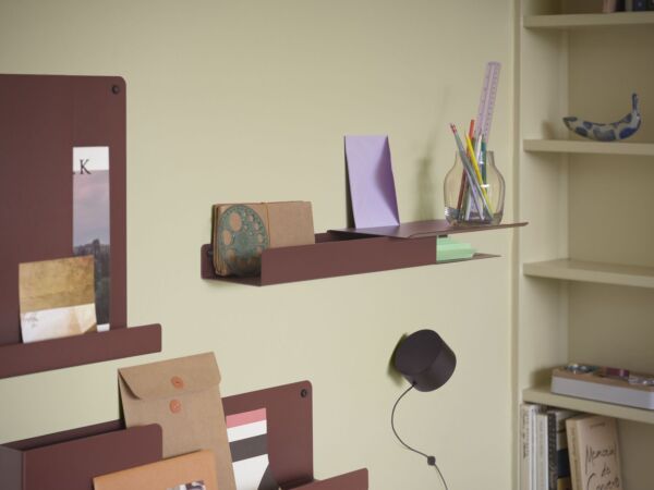 5_shelves-deep-red-silent-vase-11-clear-post-wall-lamp-arrange-grey-muuto-org_7.jpg