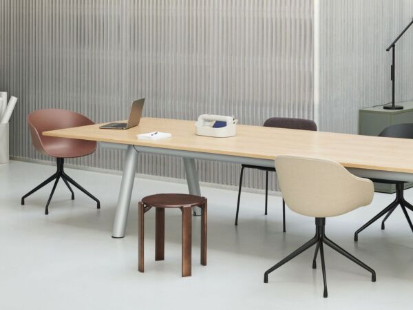 5_20 soft brick 2.0 shell black base_Boa Table wb lacquered oak tabletop metallic grey powder coated alu frame.jpg