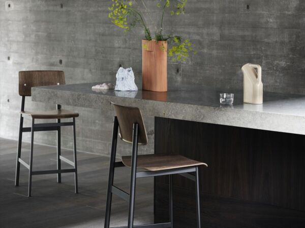 5_Linear-pendant-lamp-169-black-loft-bar-stool-65-stained-dark-brown-black-muuto.jpg