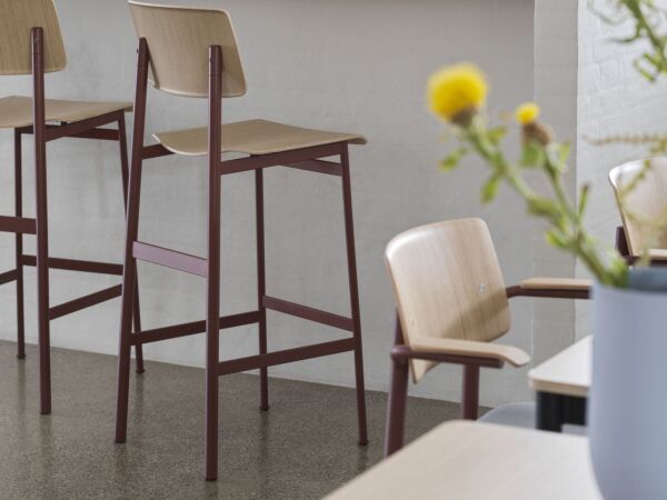 5_Loft-bar-75-deep-red-oak-raise-carafe-burnt-orange-raise-glass-30-cl-clear-linear-pendant-169-grey-muuto-org_7.jpg