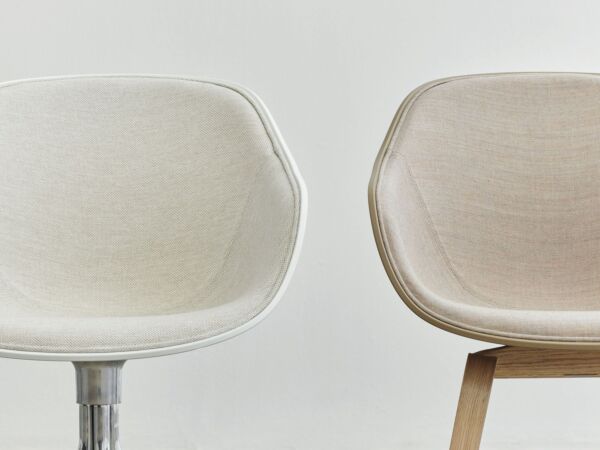 5_AAC 220 front uph Mode 009 white 2.0 shell chromed swivel base_AAC 222 front uph Remix 242 clay 2.0 shell wb lacquered oak.jpg