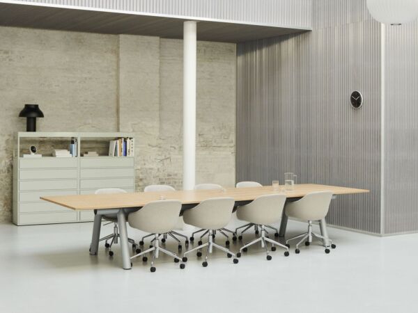 5_AAC 253 uph Metaphor 027 polished alu base_Boa Table wb lacquered oak tabletop metallic grey powder coated alu frame 01.jpg