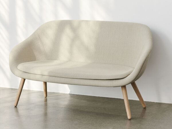 5_AAL Sofa Maglia cream wb lacquer oak base.jpg