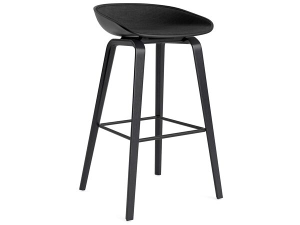 2_AA010-D169-AA01-01DT_AAS 32 H75 black 2.0 shell_front uph Remix 173_black wb laquered base_black stainless steel footrest.jpg