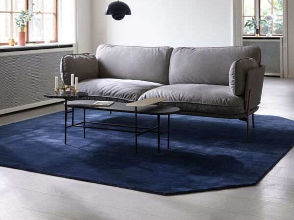 5_andtradition-The-Moor-Teppich-AP8-300-x-300-cm-blue-midnight-Situation.jpg