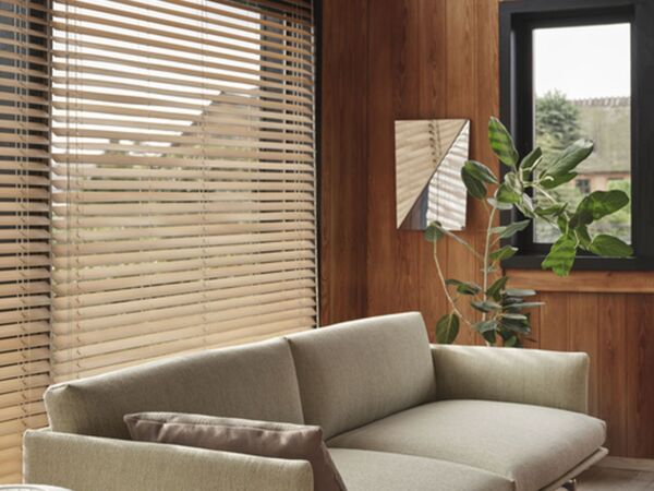 5_strand-table-lamp-59-outline-sofa-alu-ecriture-910-mingle-cushion-gaze-mirror-org_3.jpg