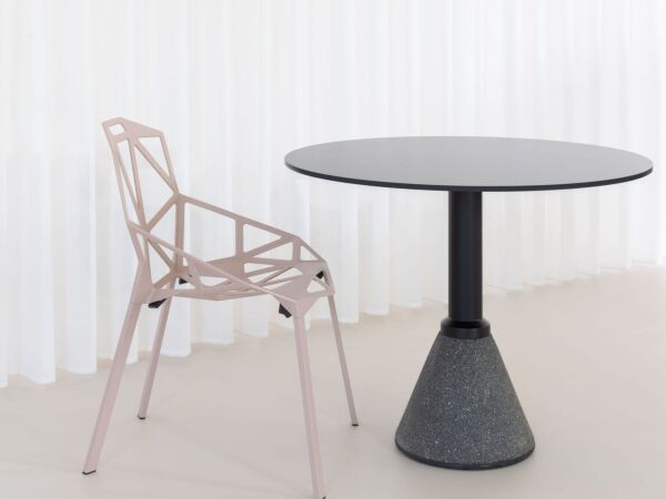 5_Magis_chair_one_four-legs_ambient_SD_blush_01_gallery.jpg