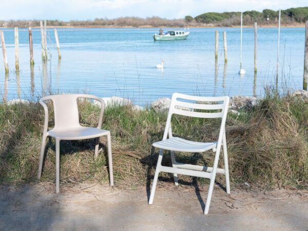 5_Magis_folding-air-chair_ambient_SD75_white_air-armchair_SD73_beige_01.jpg