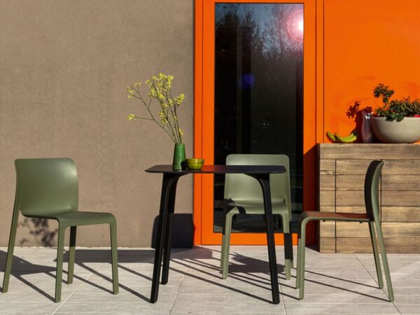 5_Magis_first_chair_ambient_multi_SD800_green_outdoor_01-1-903x540.jpg