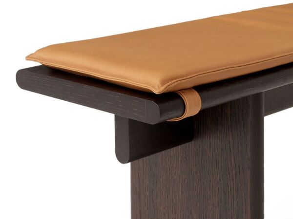 2_zBench-OS5_Veneer-Dark-Stained-w.-Dark-Stained-Oak-Legs_Ita-Seat-Pad-Bench-OS5_Detail-1200x1600.jpg