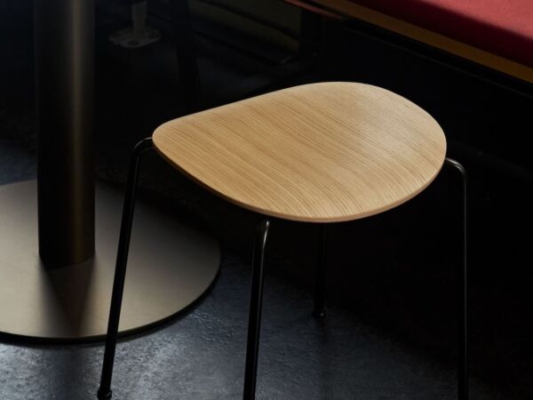5_tabouret-pavilion-av36-chene-noir-tradition.jpg