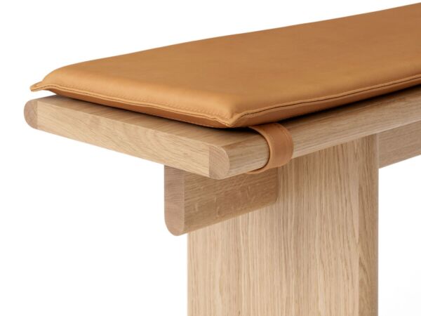 2_zBench-OS5_Veneer-Oak-w.-Oak-Legs_Ita-Seat-Pad-Bench-OS5_Detail-1200x1600.jpg