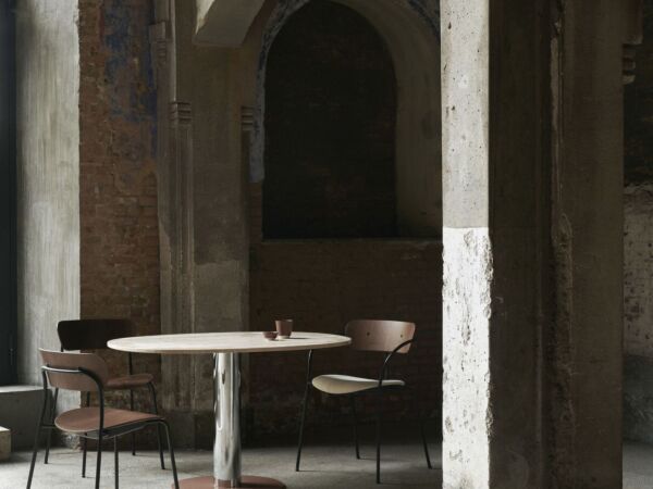 5_chaise-empilable-pavilion-av1-noyer-structure-noire_madeindesign_305678_original.jpg